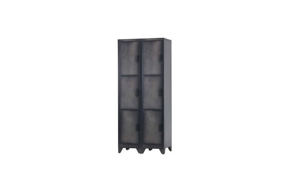 Mit seinen drei Spindtüren und den drei Regalböden dahinter bietet dieser Metallschrank der Marke