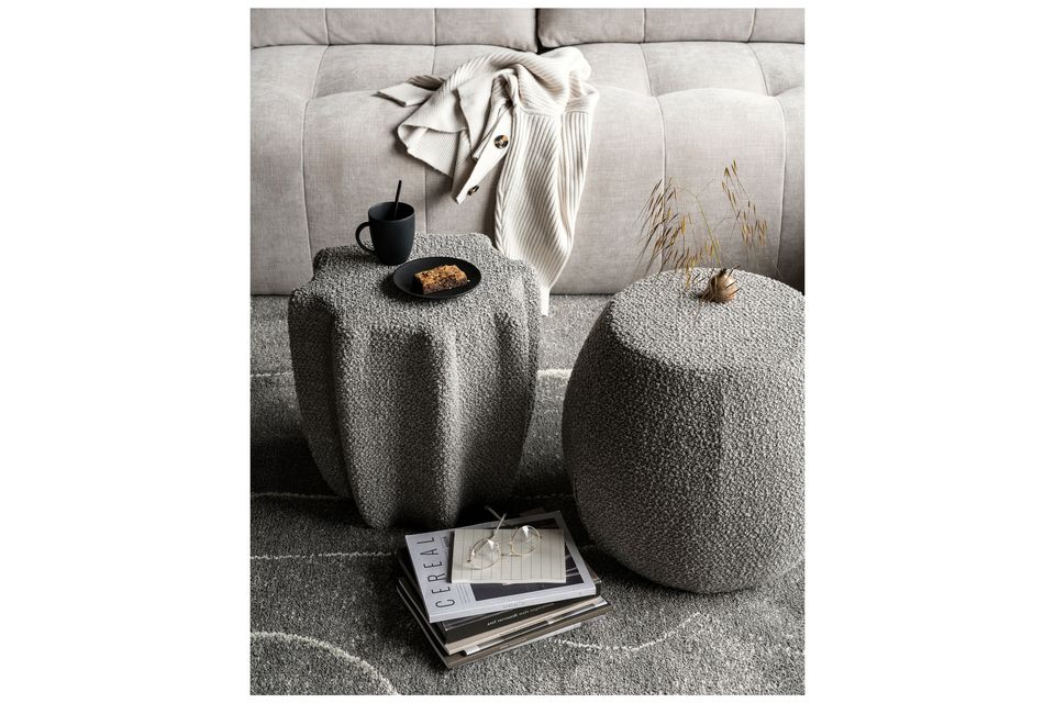 Der hellgraue Stoffhocker Bubble der niederländischen Interieurmarke VTwonen ist ein Must-have für