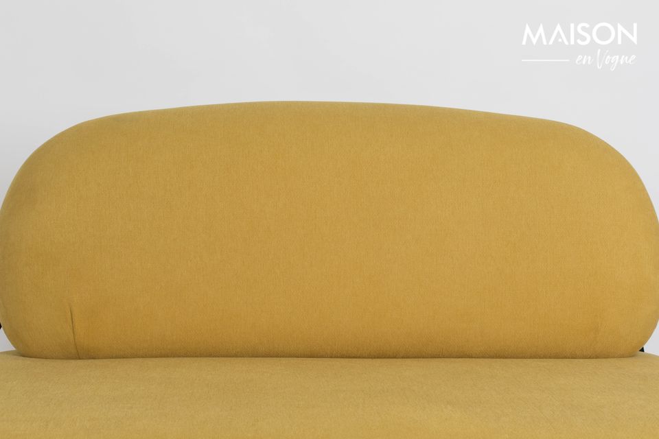 Das gelbe Sofa Polly ist ein Qualitätsstück, das unvergleichlichen Komfort bietet