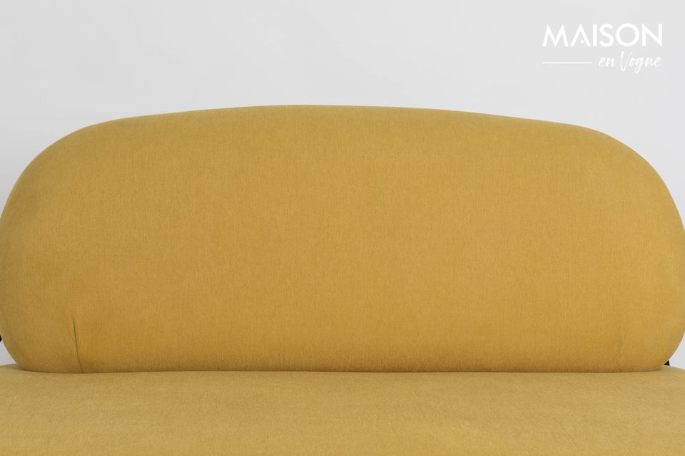 Das gelbe Sofa Polly ist ein Qualitätsstück, das unvergleichlichen Komfort bietet