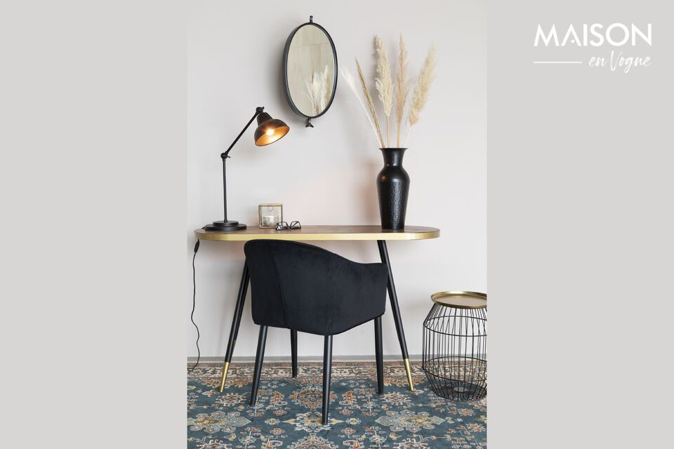 Mit seinem robusten ovalen Metallrahmen und dem leuchtenden Goldfinish spiegelt dieser Wandspiegel