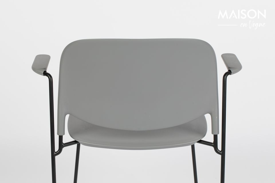 Ein Stuhl, der leicht zu stapeln ist und eine stabile glasfaserverstärkte Struktur hat