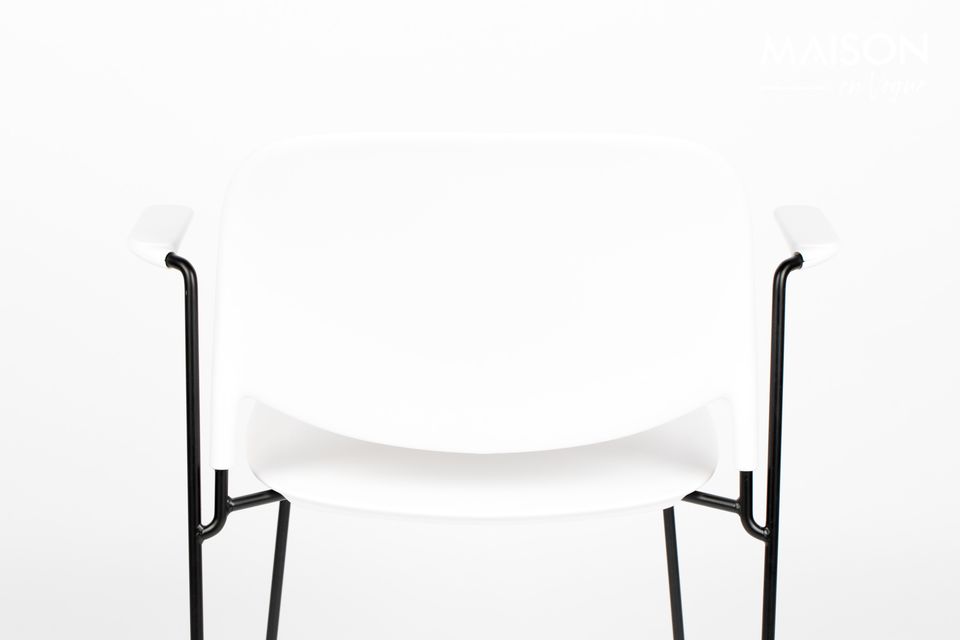 Ein weißer Sessel, leicht stapelbar, mit verstärktem Sitz