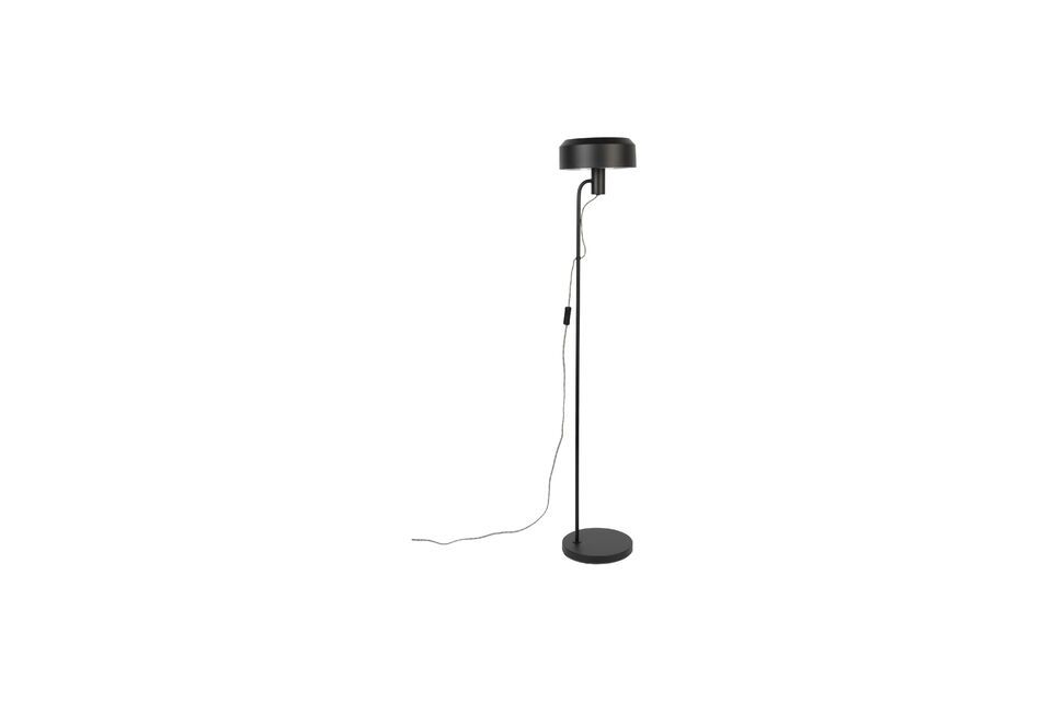 Diese schwarze Eisenleuchte mit ihren harmonischen Abmessungen von 24 cm Länge und Tiefe und einer