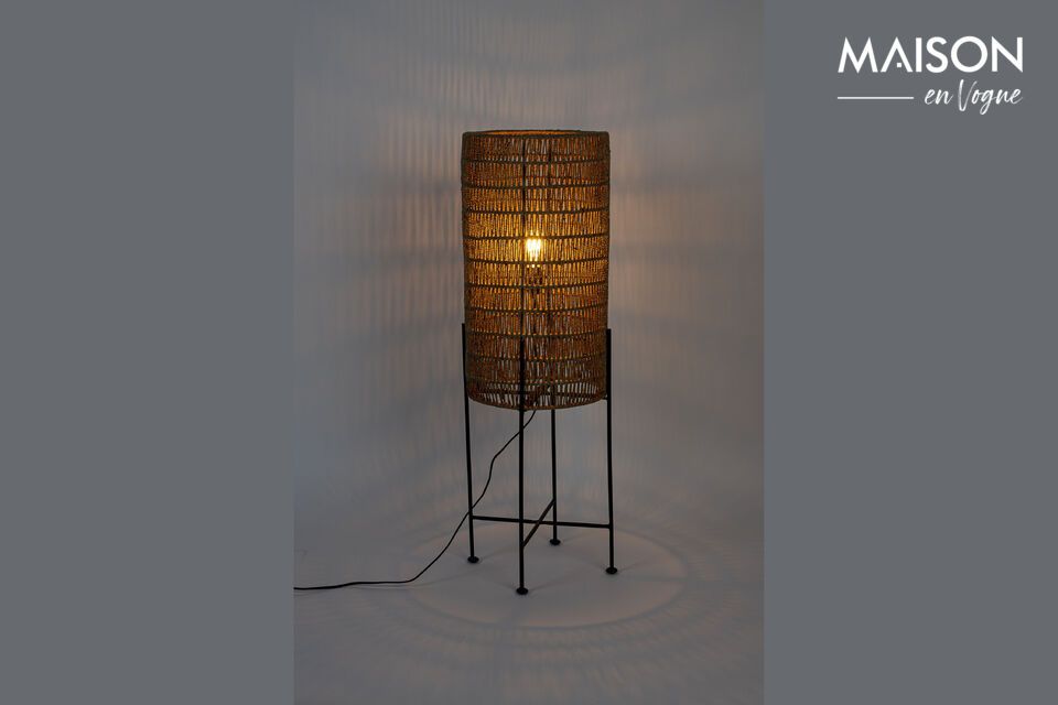 Geben Sie Licht und Stil mit der braunen Stehleuchte aus Jute.