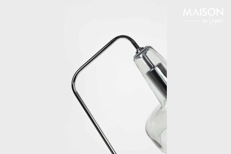 Mit einer Höhe von 160 cm und einer Struktur aus raffiniertem Glas verleiht diese Stehleuchte eine