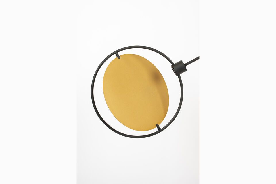 Diese markante Leuchte verfügt über eine verstellbare goldene Scheibe und einen flexiblen Arm