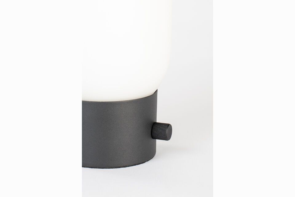 Die Urban Charger verfügt über ein glänzend schwarzes Glas