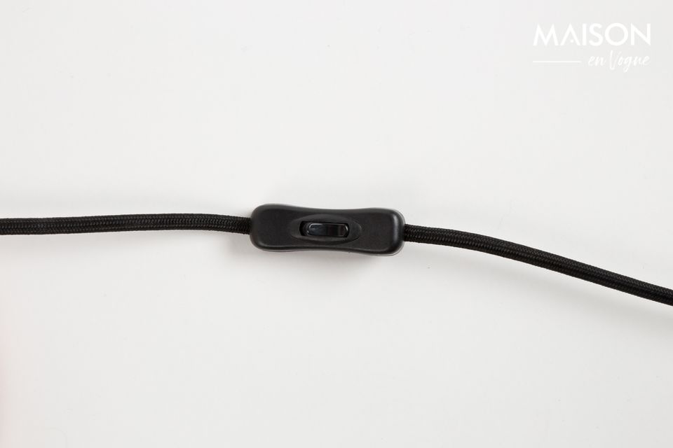 Mit ihrer dünnen Metallstruktur hat die mattschwarze Reader-Stehleuchte ein einfaches und vornehmes