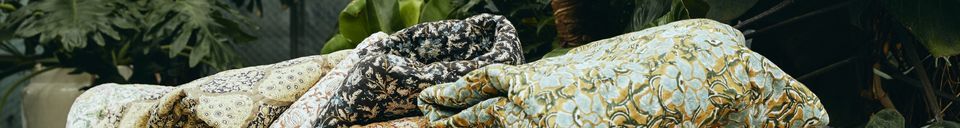 Materialbeschreibung Steppteppich Vaulx mit Blumen in senffarbe