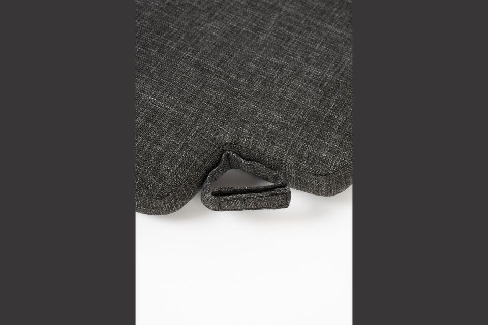Dieses schwarze Kissen ist ein vielseitiges Stück