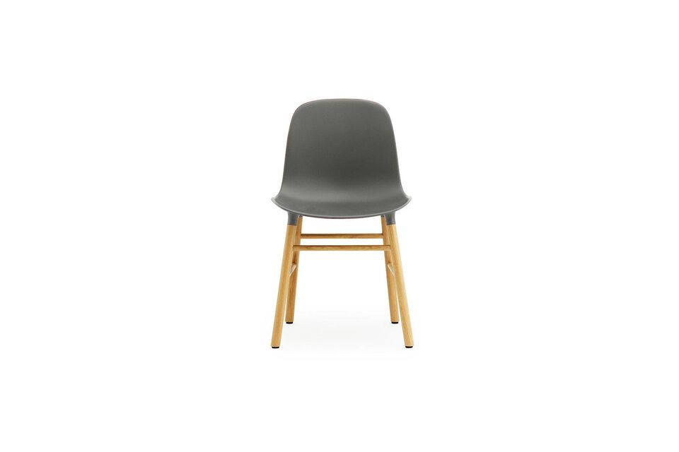 Das Design des Sitzes und der Beine ermöglicht eine natürliche und elegante Verbindung zwischen