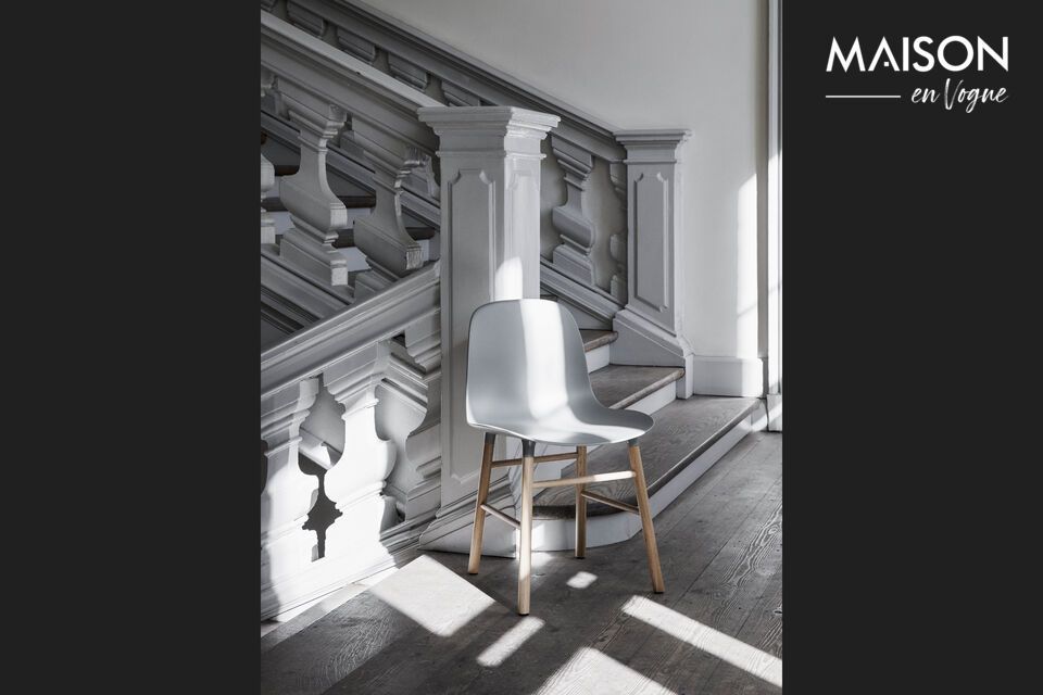 Stuhl aus Eiche und Kunststoff grau Form Normann Copenhagen