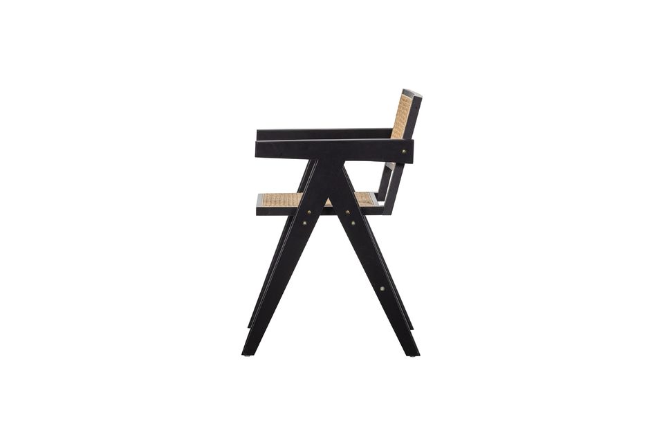 Dieser robuste Stuhl mit seinen geradlinigen Formen wird durch eine Rückenlehne und eine