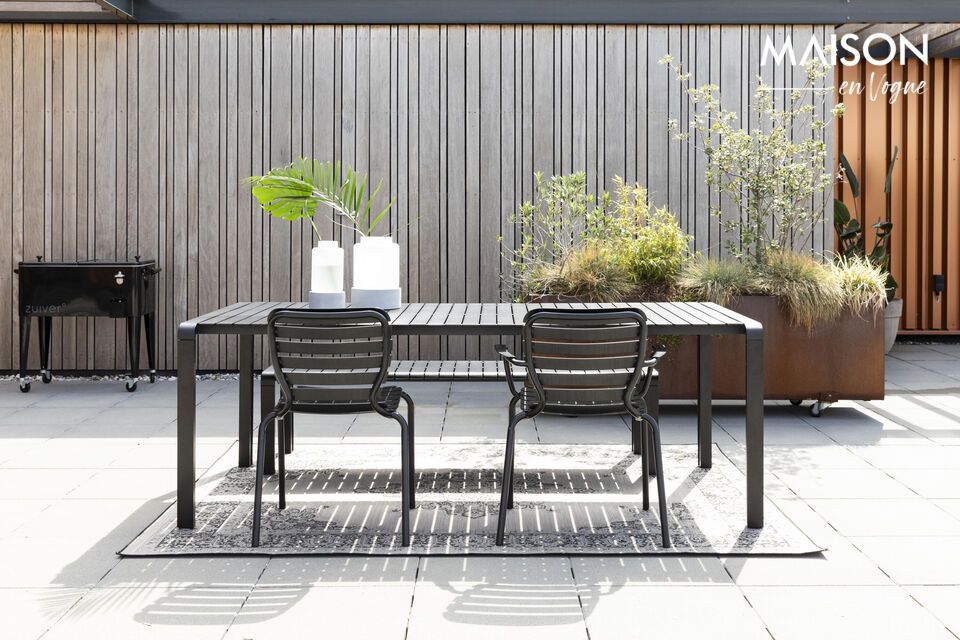 Mit seinem minimalistischen und eleganten Design kann dieser Stuhl ganz nach Ihren Wünschen