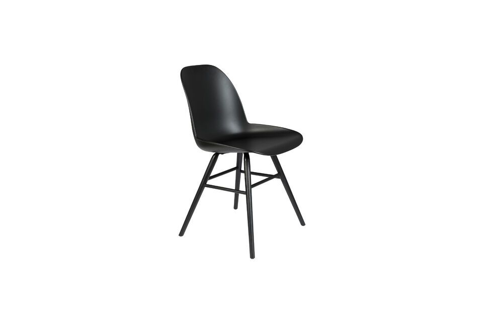 Der Albert Kuip-Stuhl wurde in Zusammenarbeit mit dem niederländischen Designstudio APE entworfen