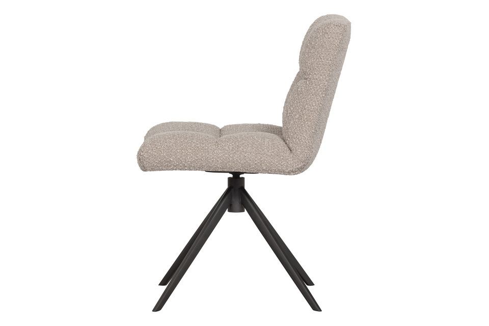 Der Stuhl ist aus dem schicken Bouclé-Stoff Cres gefertigt und steht auf einem Metallgestell