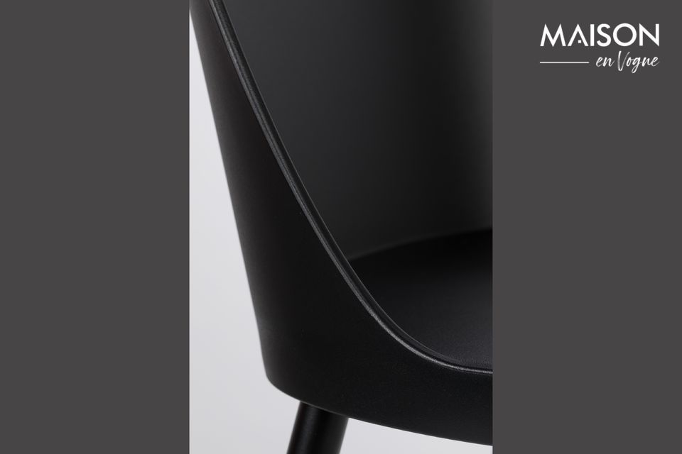 Der Stuhl mit schwarzem Keder der Marke White Label living vereint Robustheit, Komfort und Ästhetik