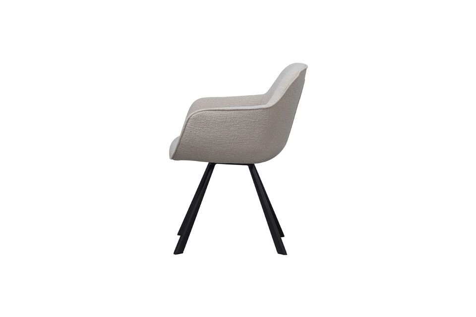 Der Kontrast zwischen der makellos hellen Sitzfläche und den schwarzen Füßen verleiht dem Stuhl