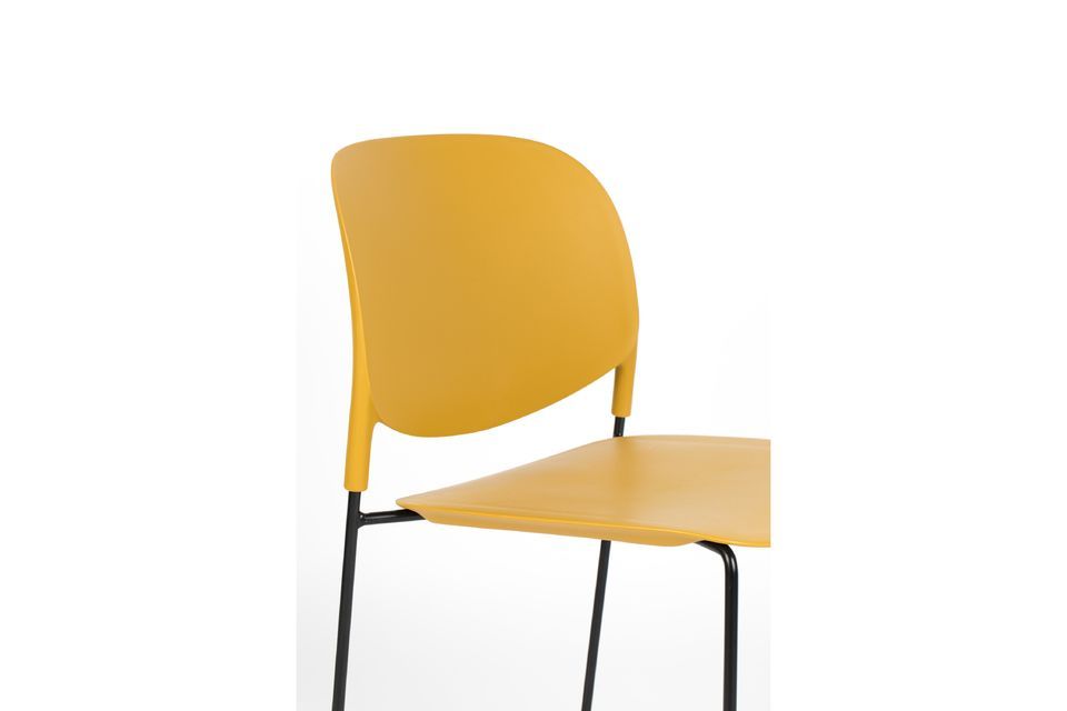 Ein eleganter Stuhl mit einem reinen Finish