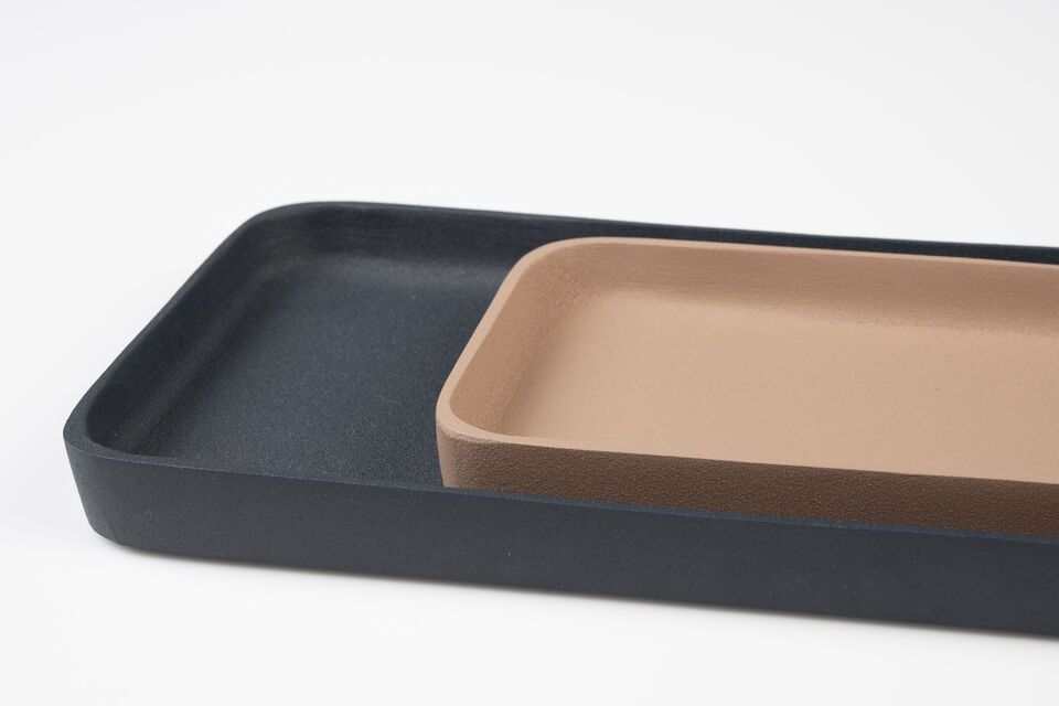 Dieses einzigartige Produkt wird im Set mit zwei Tabletts in verschiedenen Größen verkauft