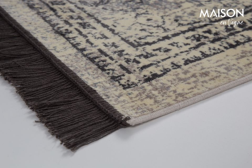 Seine Farbe schwankt zwischen einem Mausgrau und einem Taupe-Braun