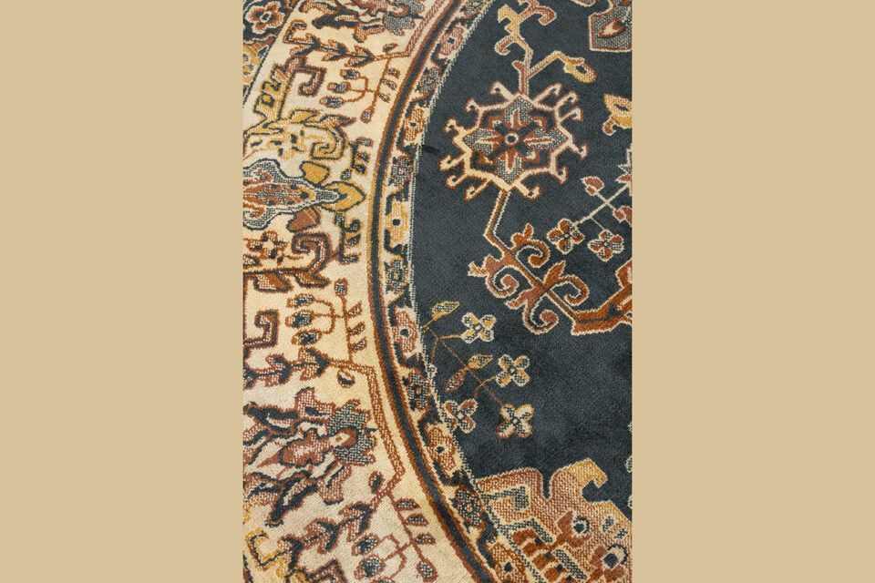 Der Teppich ist in einer großzügigen Größe von 200x200 cm erhältlich und bietet eine breite
