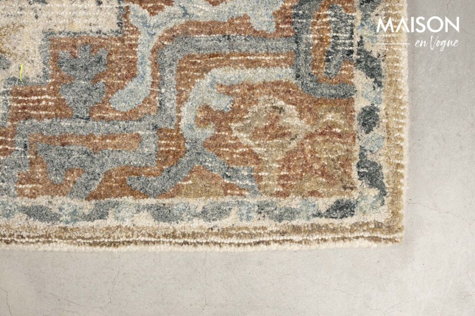 Der aus hochwertigster Wolle hergestellte Teppich fühlt sich nicht nur weich an