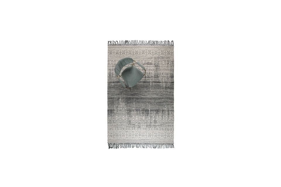 Der Teppich hat nicht nur das raffinierte Aussehen eines Vintage-Teppichs mit Patina