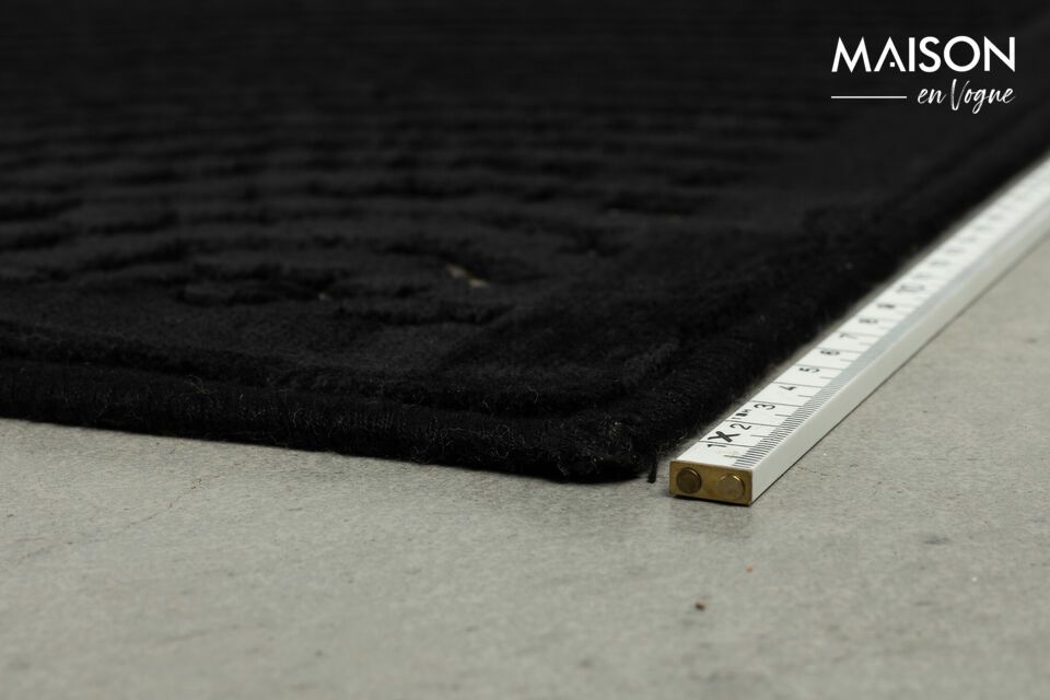 Seine tiefschwarze Farbe und die großzügigen Abmessungen machen ihn zu einem perfekten Ankerpunkt