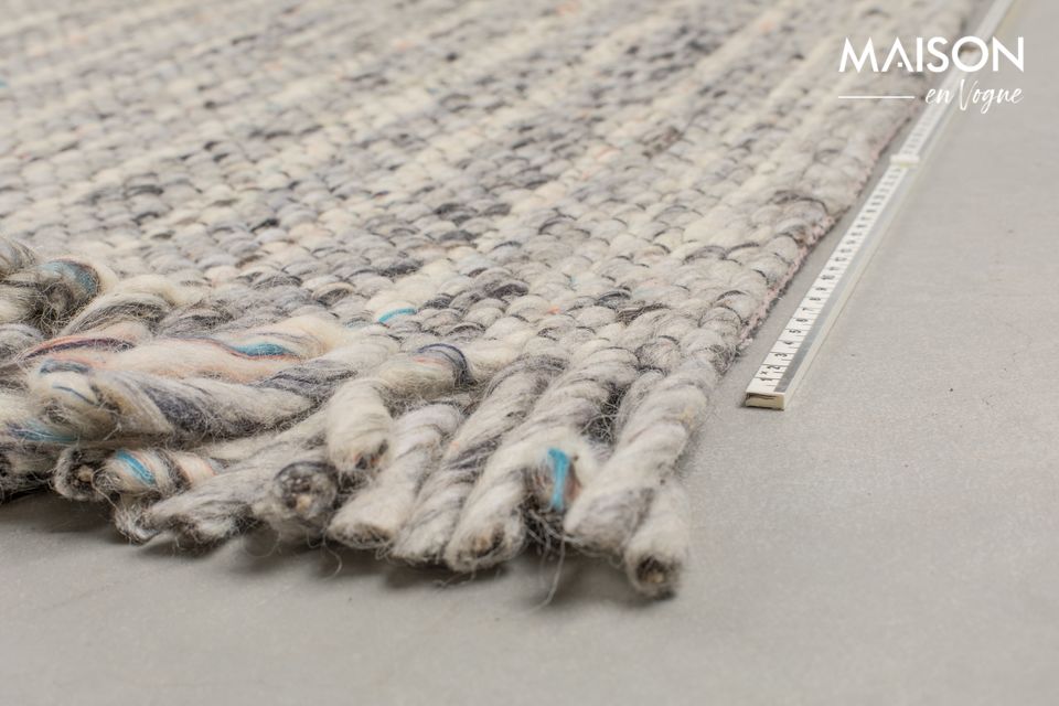 Ein Teppich, der handgefertigtes Design und authentisches Aussehen verbindet