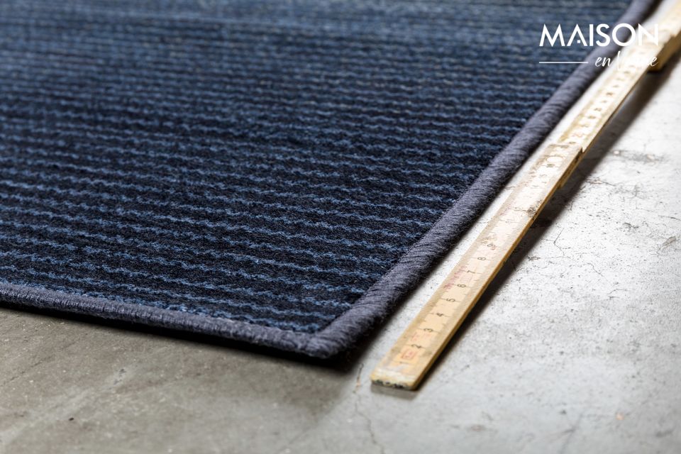 Der blaue Teppich Obi sorgt für gemütliche und moderne Innenräume