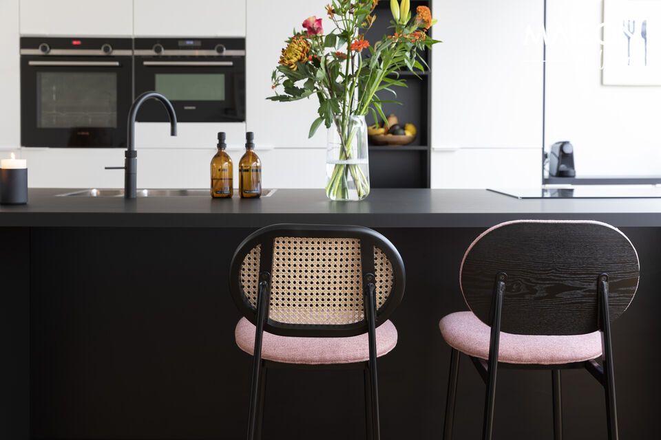 Entdecken Sie den zarten Charme und die Weichheit unseres Thekenstuhls aus rosa Rattan und Stoff