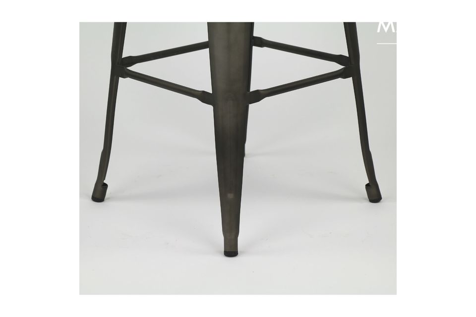 Dieser Hocker im Bistrostil hat eine Höhe von 118 cm