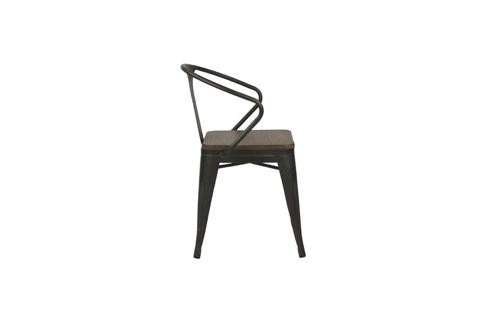 Mit seinem schwarzen Metallgestell und dem Sitz aus Bambus bringt der Stuhl Tilo aus der