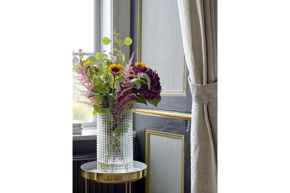 Der entzückende Bloomingville Sola Tabletttisch ist die perfekte Ergänzung für jede luxuriöse