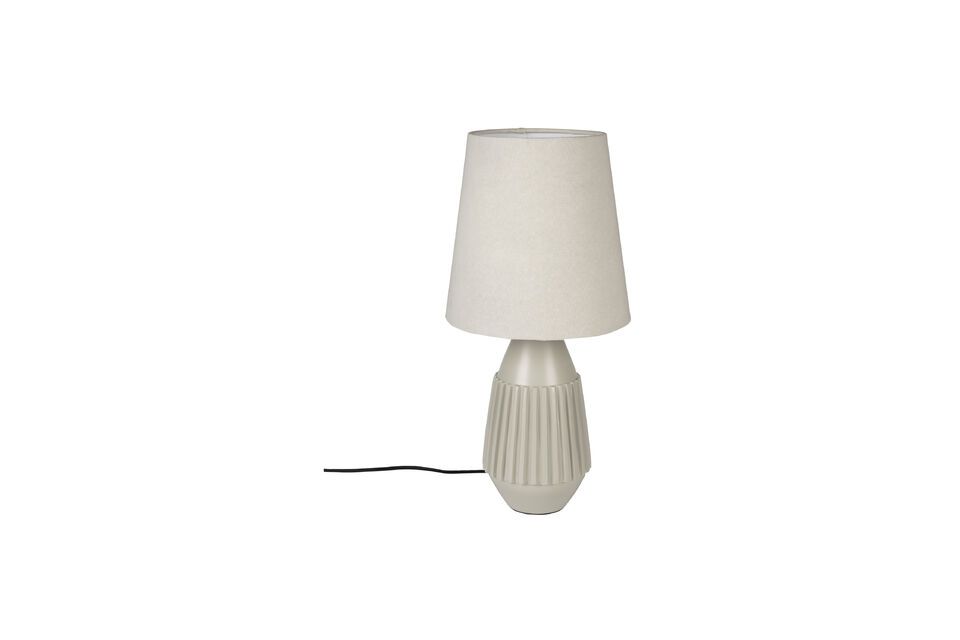 Mit ihren harmonischen Maßen von 25 cm Länge und Tiefe und einer Höhe von 52 cm passt diese