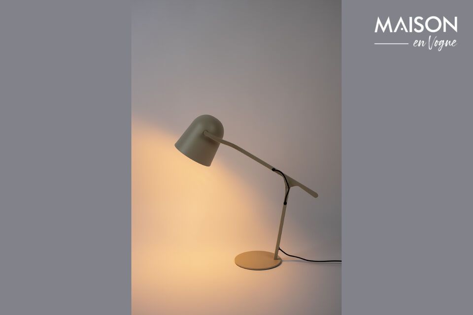 Verbessern Sie Ihren Raum mit einer verstellbaren und stilvollen Tischlampe.