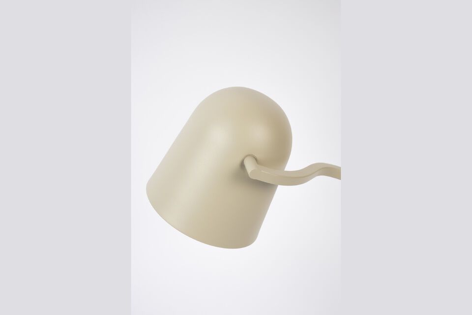 Die Lampe Lau eignet sich perfekt für den Einsatz auf einem Tisch oder Schreibtisch und bietet ein
