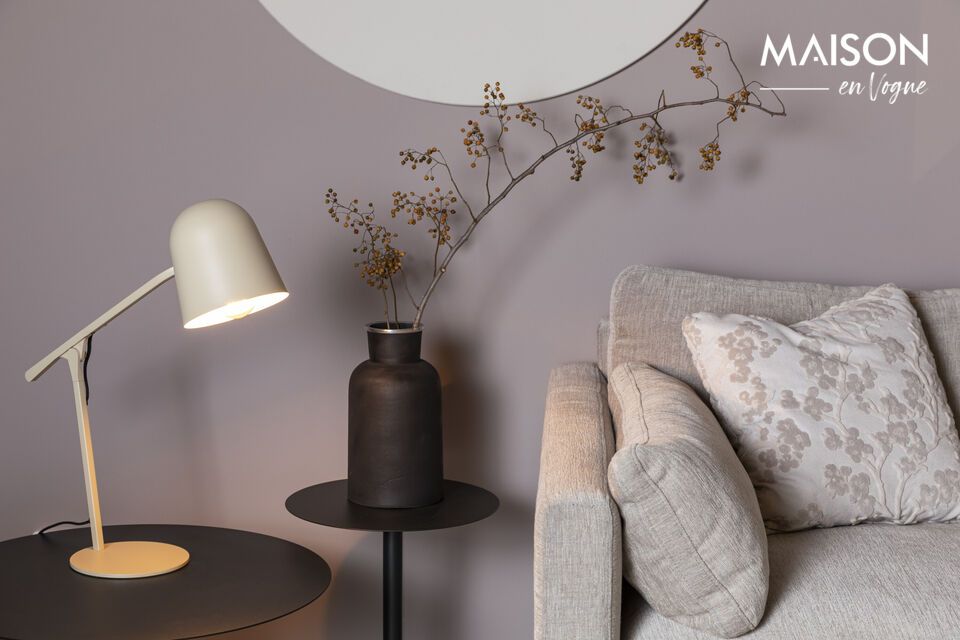 Mit ihren subtilen Einflüssen von Tierformen nimmt diese Lampe ein gewagtes und zugleich