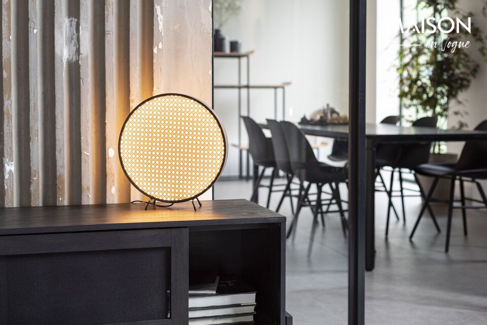 Die Holzstruktur in Verbindung mit ihrer eleganten Form sorgt nicht nur für eine schöne
