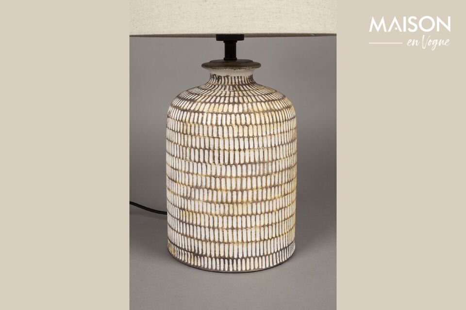 Entdecken Sie zeitlose Eleganz und Funktionalität mit der beigefarbenen Keramik-Tischlampe Russel