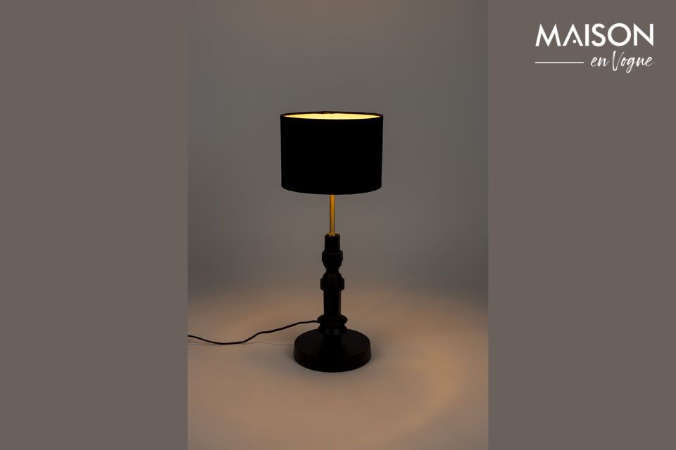 Licht und Eleganz mit der Totem-Tischlampe.