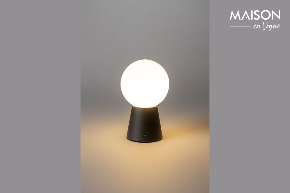 Entdecken Sie die Vielseitigkeit und Eleganz unserer Tischlampe aus schwarzem Metall