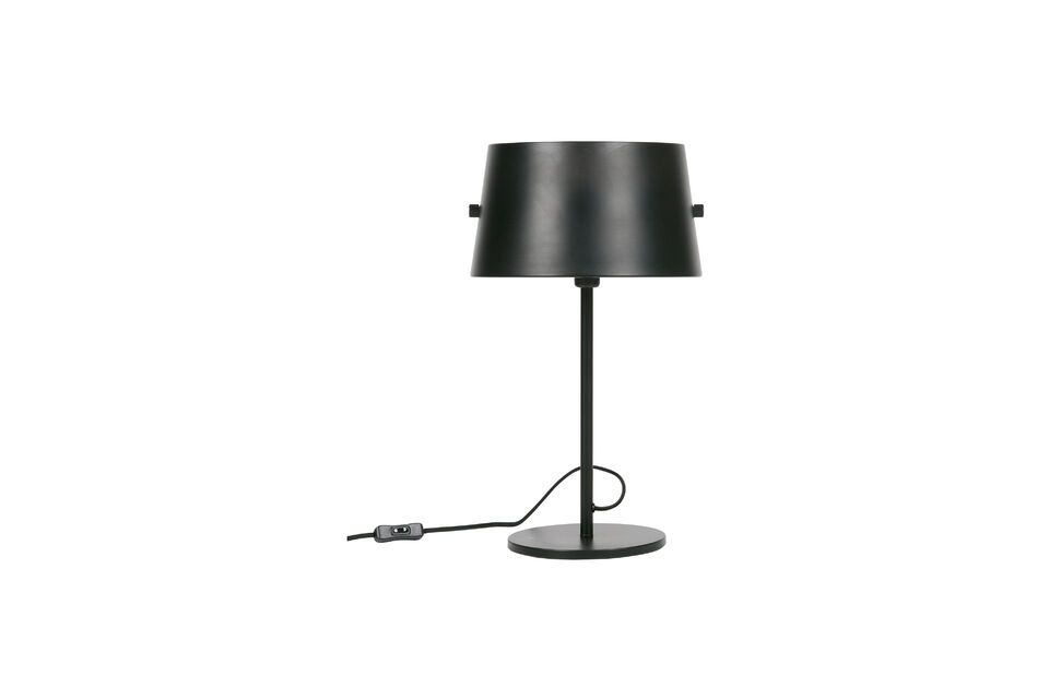 Der Lampenschirm ist aus schwarzem Metall und Messing gefertigt, was einen sehr warmen Effekt hat