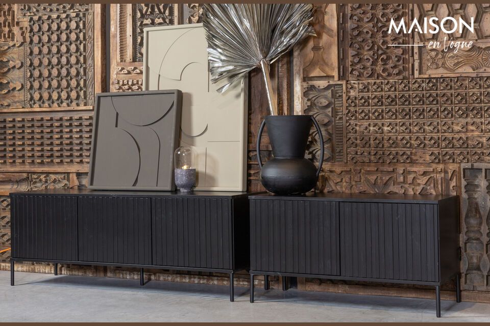 Das Fernsehmöbel New aus schwarzem Holz passt ideal in ein Wohnzimmer mit industriellem Look in