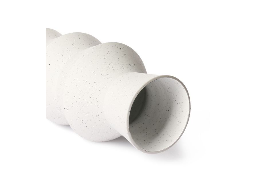 Diese handgefertigte Vase aus weißem Ton hat mit ihrer zart melierten Oberfläche ein reines Profil