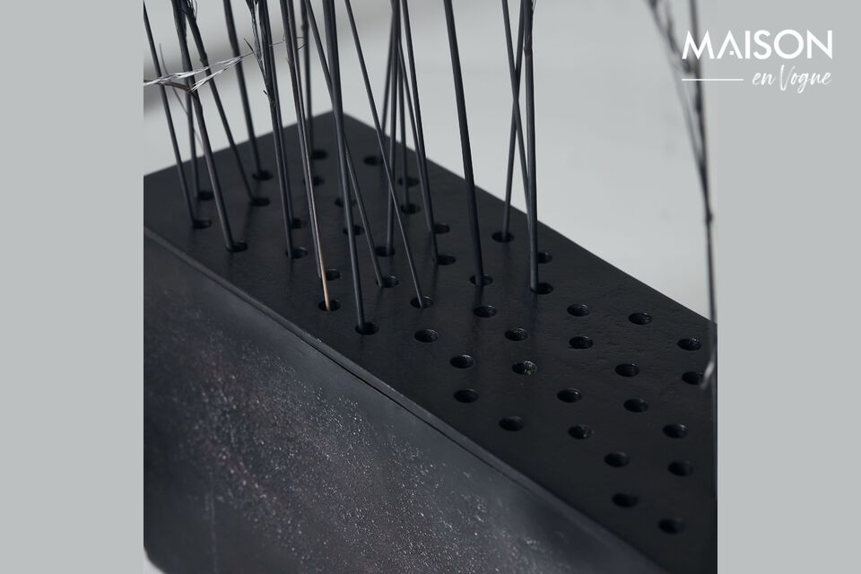 Diese einzigartige Vase aus robustem Aluminium mit brüniertem Messingfinish ist 10 cm lang
