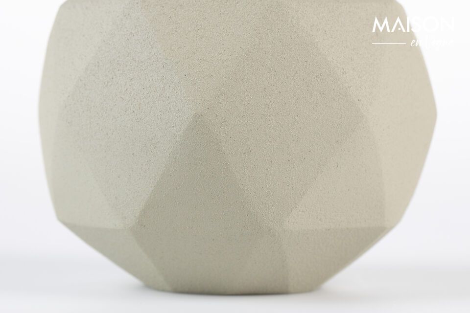 Mit ihren eckigen Formen und der beigen Aluminiumoberfläche ist diese 16 cm hohe Vase robust und