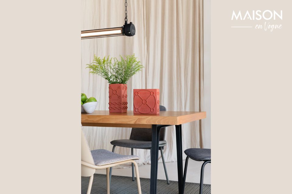Veredeln Sie Ihre Einrichtung mit der Graphic Square Vase aus Beton.